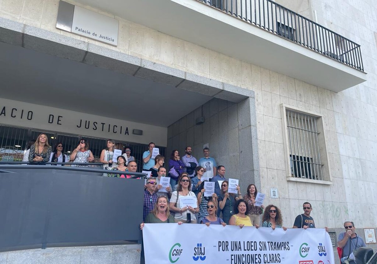 Los funcionarios a las puertas del Palacio de la Justicia de Huelva