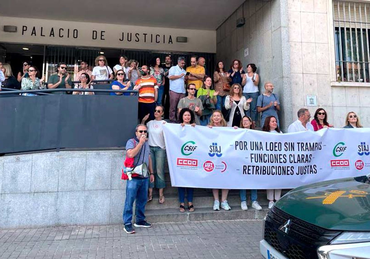 Protesta de este lunes a las puertas de la Audiencia Provincial