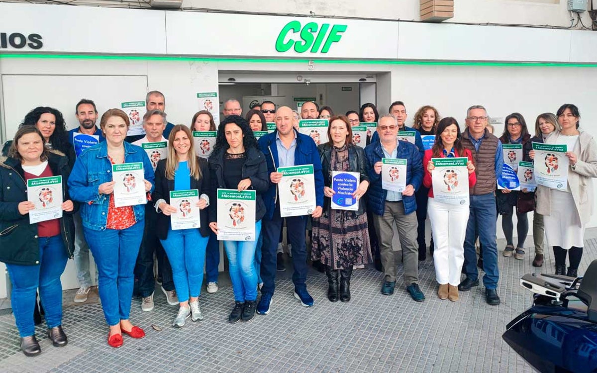 El personal de CSIF concentrado en la puerta de su sede