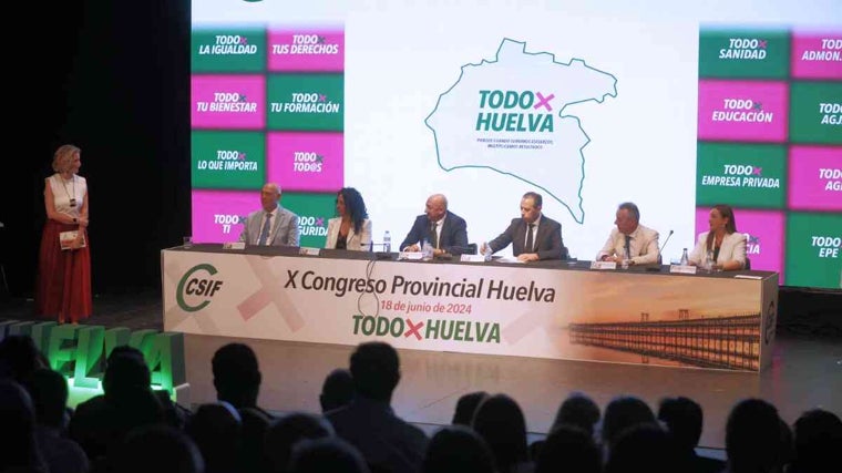 La nueva ejecutiva de CSIF Huelva en la mesa que preside Germán Girela