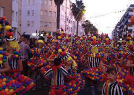 Imagen secundaria 1 - Cartel del Carnaval del Isla Cristina de 2024 y una imagen de su cabalgata