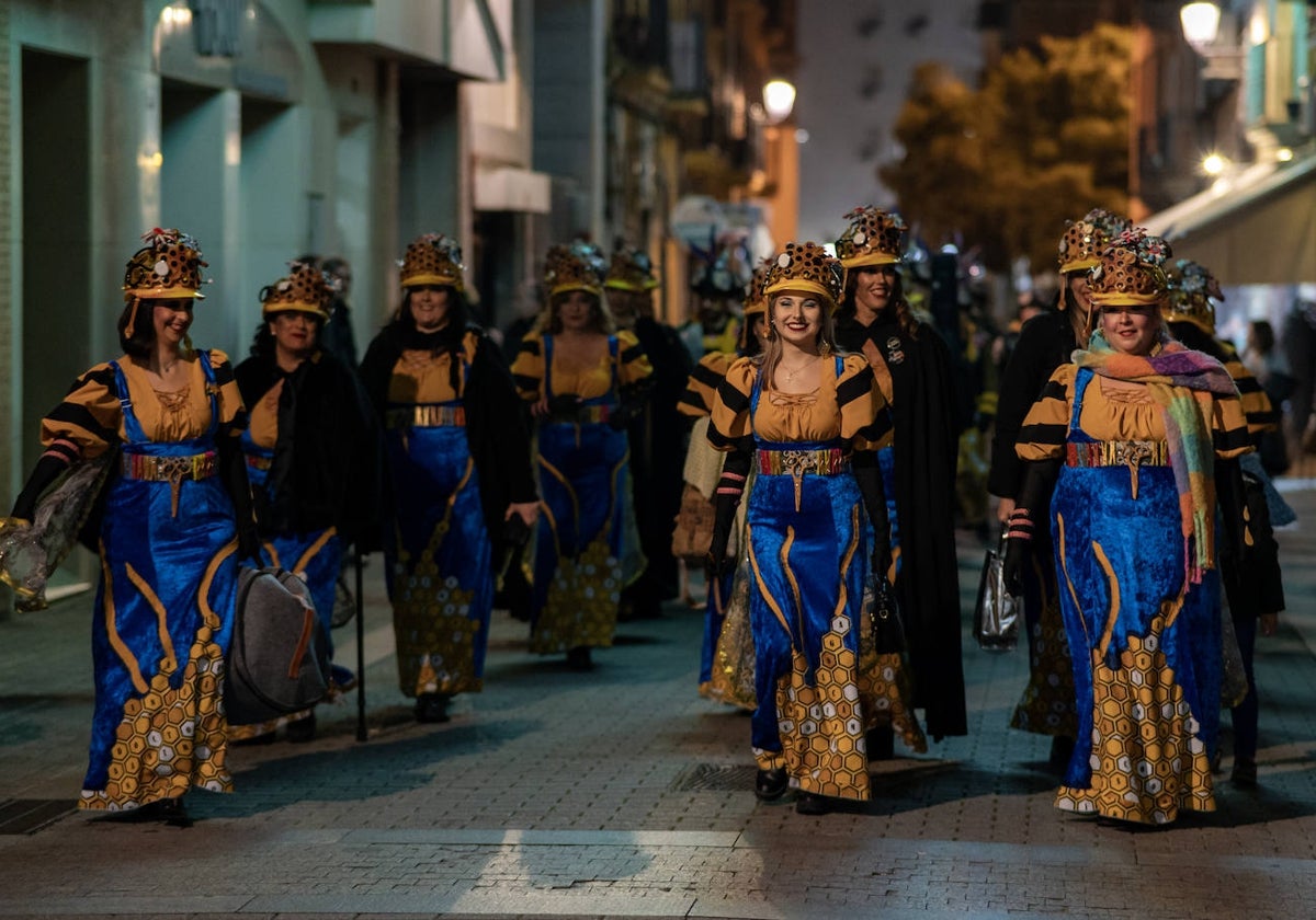 'Los componentes del coro 'La rendición de los bribones', camino del Gran Teatro