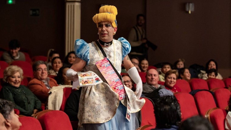 Las princesas se pasearon por el patio de butacas