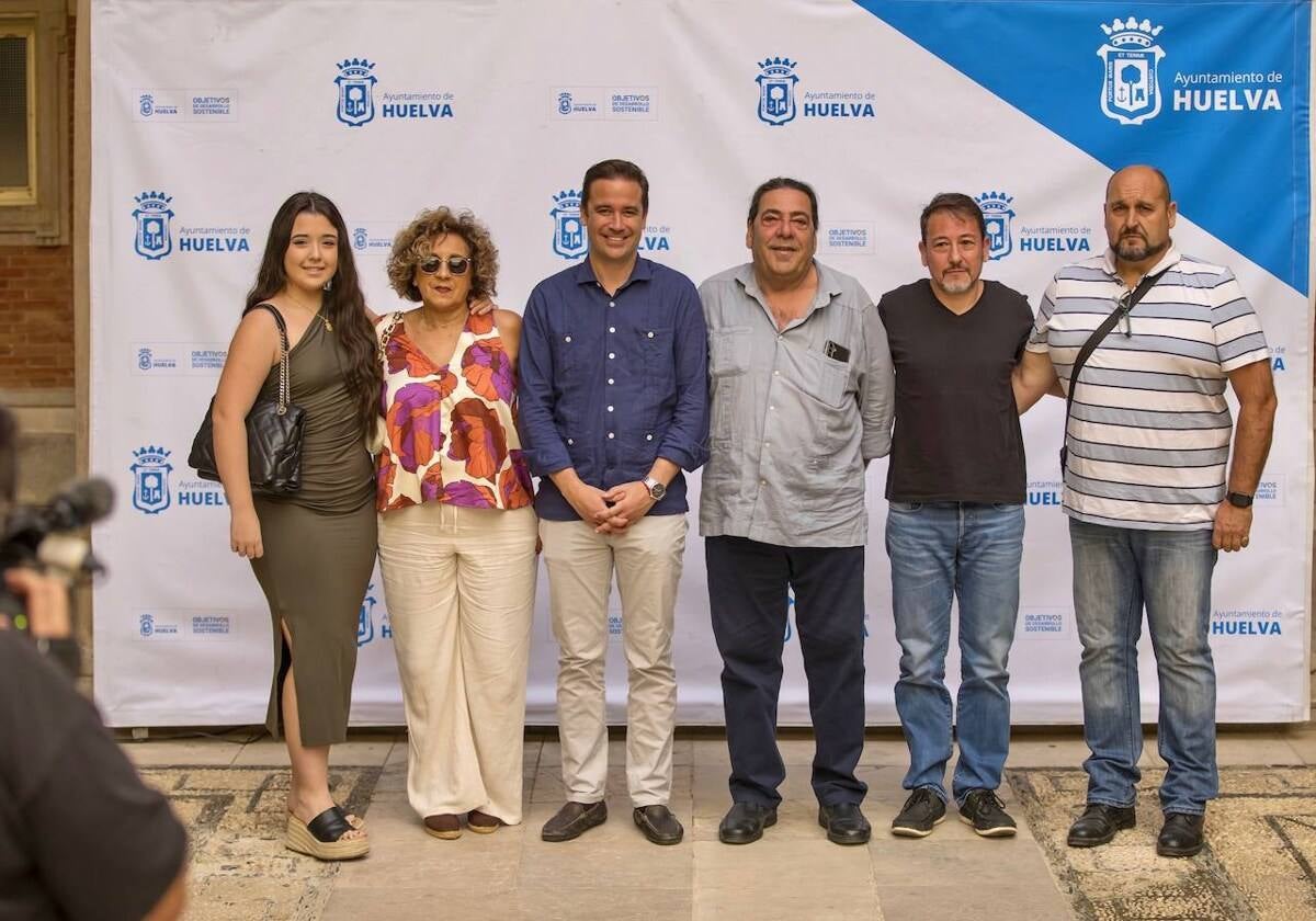 Nacho Molina, concejal de Cultura, con miembros de la junta directiva de la Fopac