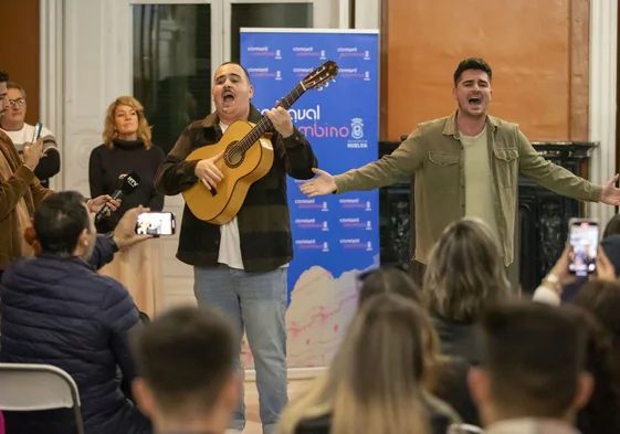 Los hermanos Giraldo, cantando en la Casa Colón