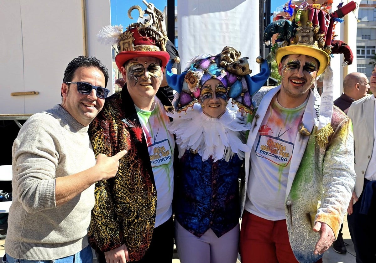 Chema Riquelme, con los Hermanos Giraldo, pregoneros del Carnaval Colombino 2025