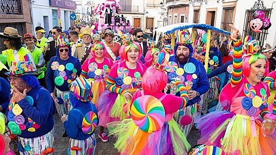 Bollullos vive un febrero festivo con muestra de agrupaciones, desfiles y su singular 'Carnaval de Calles'