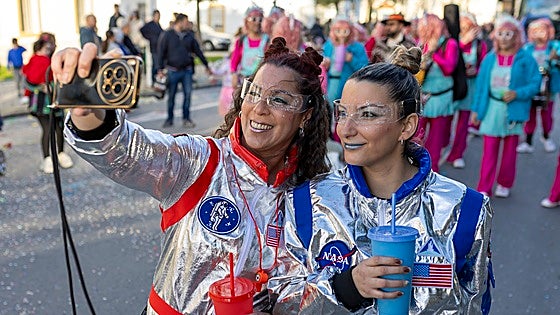 Confeti, disfraces y alegría a raudales en la Cabalgata del Carnaval Colombino