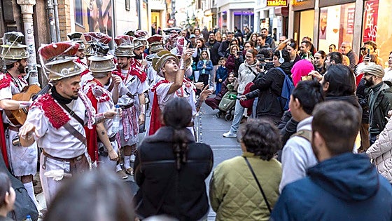 Las coplas carnavaleras toman las calles del centro de Huelva: las mejores imágenes