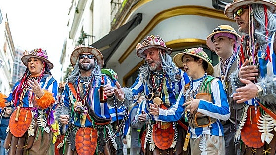 Coplas y color en el arranque del carnaval de calle en Huelva