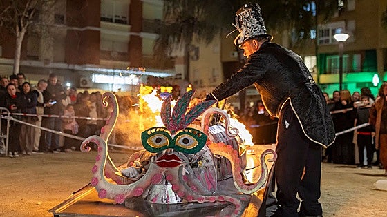 Las imágenes del entierro del choco, gran colofón al Carnaval Colombino