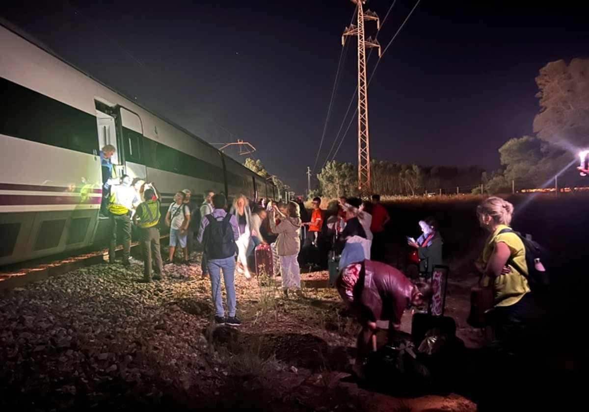 Los pasajeros bajan de uno de los vagones en mitad de la noche