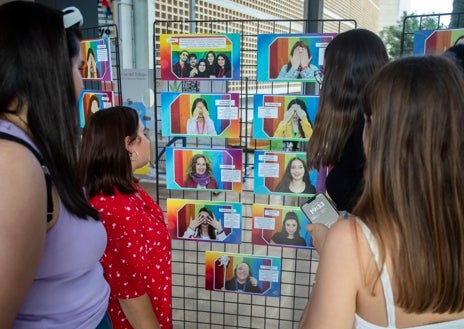 Imagen secundaria 1 - Estudiantes y autoridades en una foto de grupo y admirando las diferentes partes de las exposiciones ubicadas en la Facultad de Ciencias del Trabajo de la Universidad de Huelva