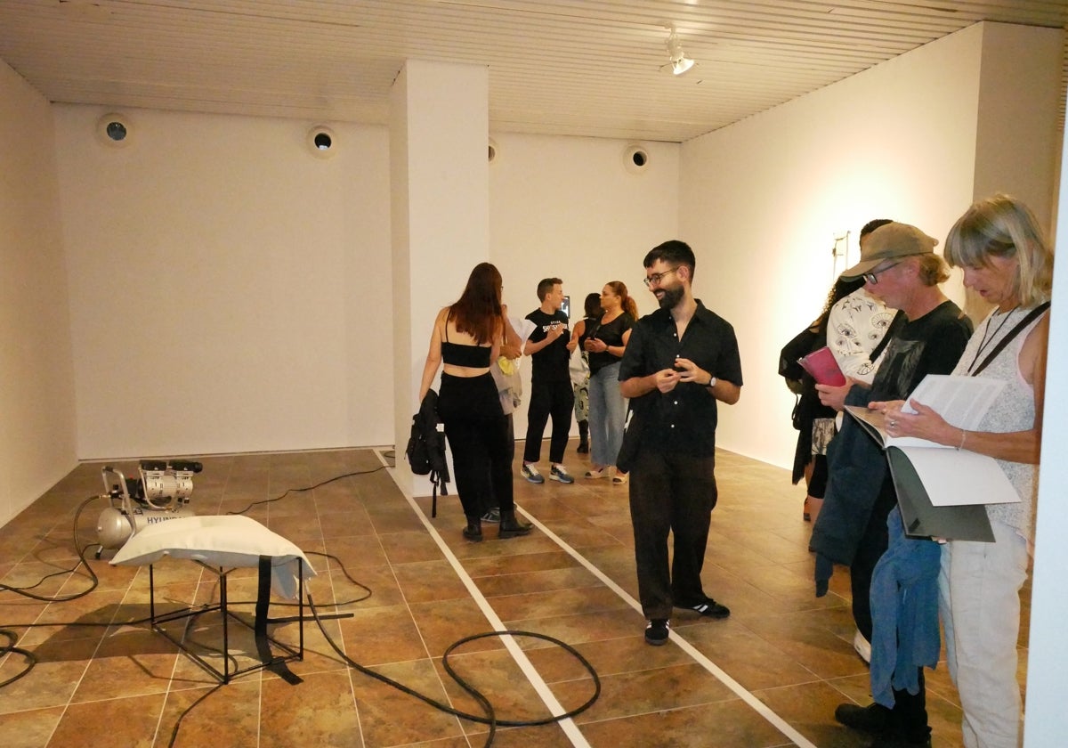 Un momento de la inauguración de la muestra en la Sala de la Provincia