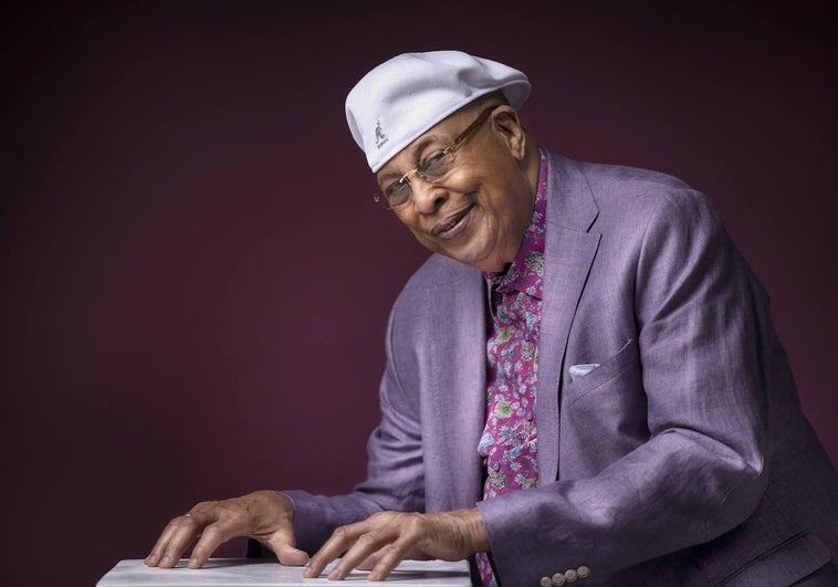 Chucho Valdés, con las manos como si estuviera tocando el piano