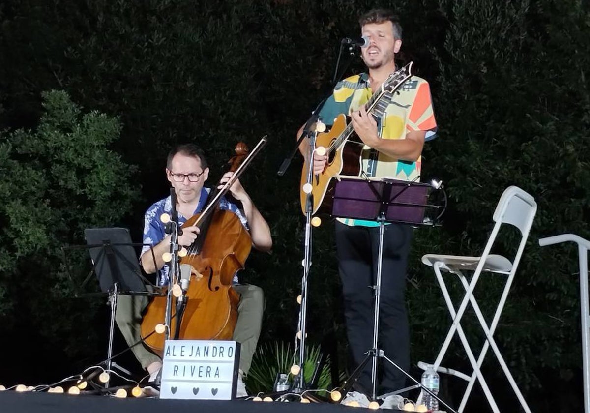 Alejandro Rivera, con José Carlos Roca al violonchelo