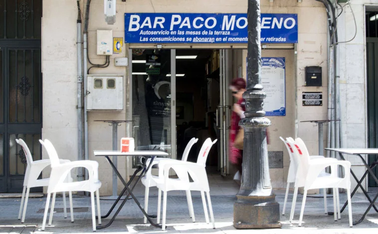 Imagen principal - Fachada del bar Paco Moreno, una ración de chocos y un azulejo que recuerda al fundador del establecimiento, Francisco Moreno Villanueva 