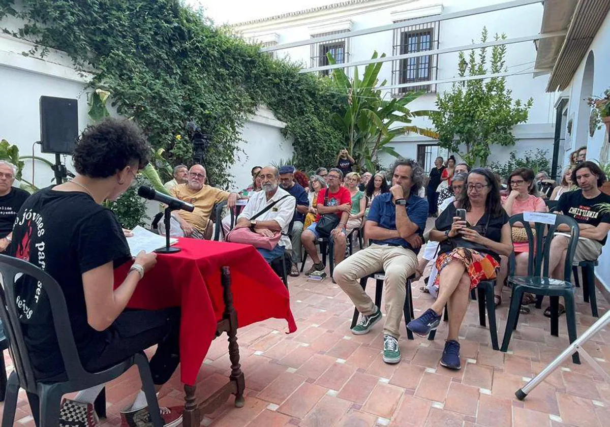 Lectura poética en el patio de la casa-museo Juan Ramón Jiménez