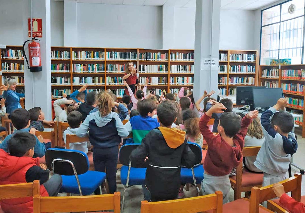 Actividad dirigida a los niños en una biblioteca de la capital