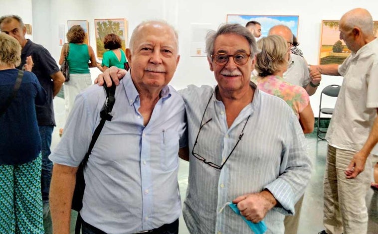 Imagen principal - Arriba, el protagonista de la velada, Juan Villa, junto a su amigo José María Rodríguez, que este jueves precisamente se dispone a presentar nueva novela en la Biblioteca de la Gran Vía. Sobre estas líneas, el editor y músico Rafa Pérez, con su amiga la pintora Pilar Barroso; César Corpa, autor teatral y pintor; e Inés Romero, periodista y productora de cine y televisión