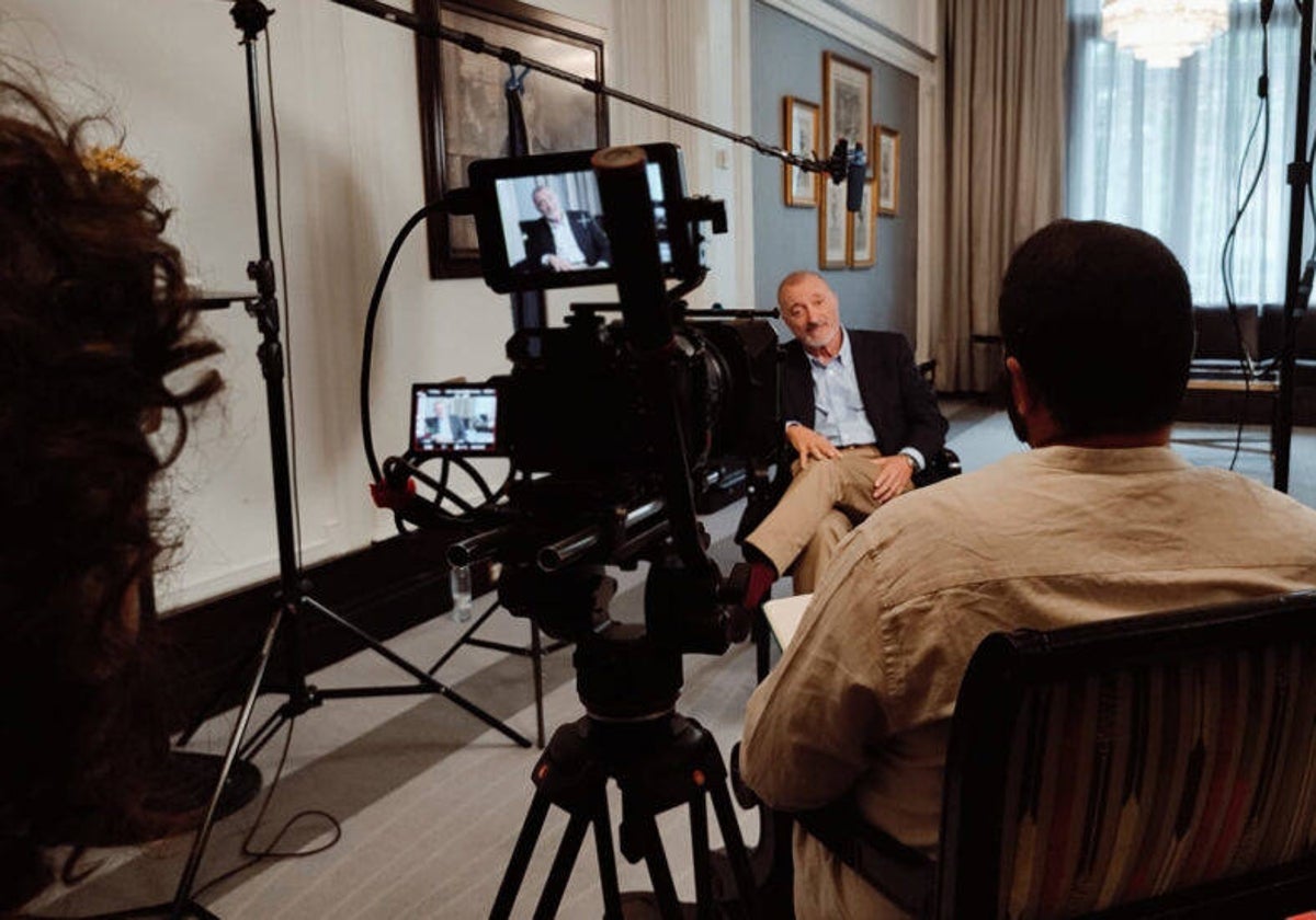 Pérez Reverte en el documental 'Sembrando sueños'