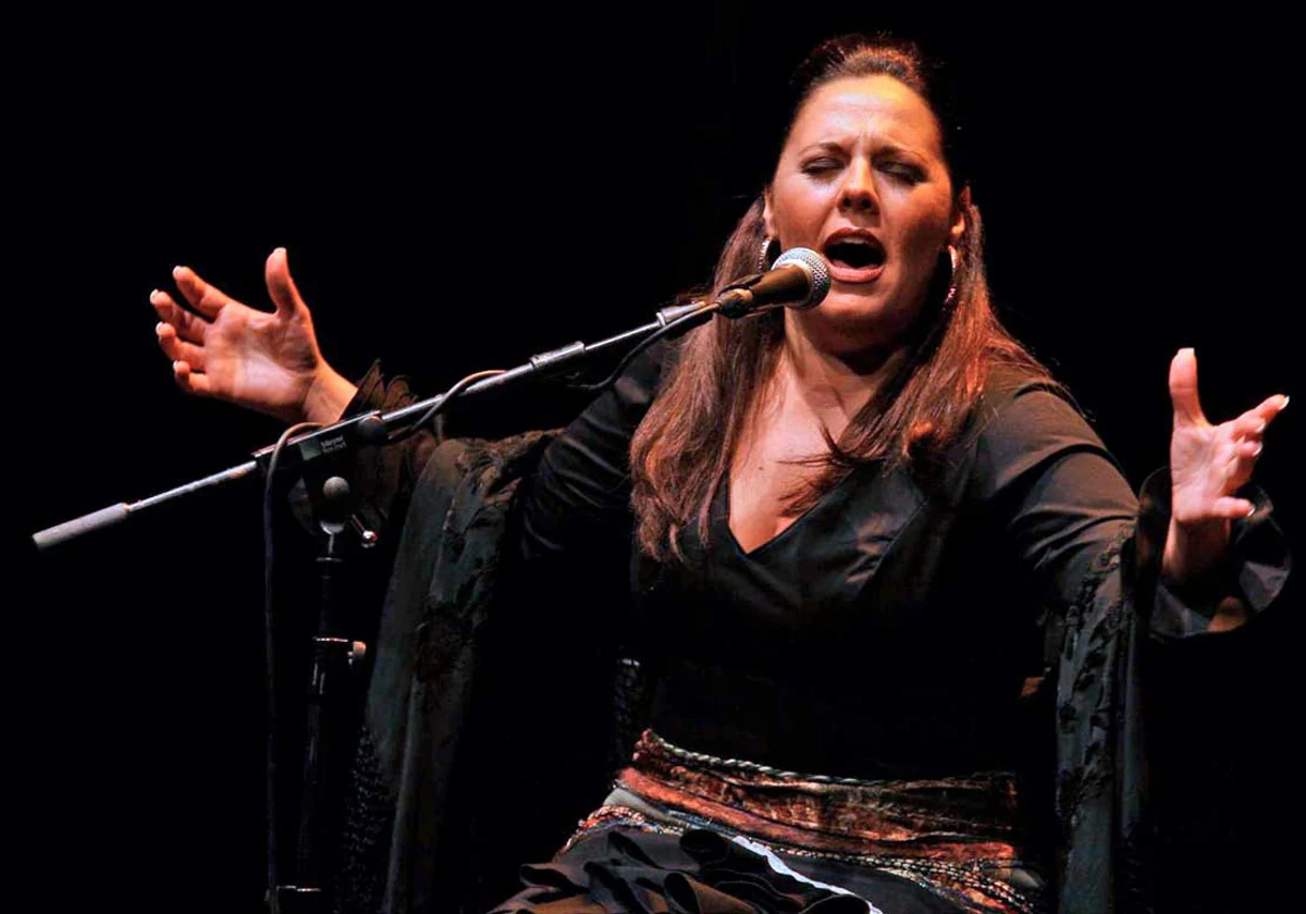 La cantaora Virginia Gámez en plena actuación