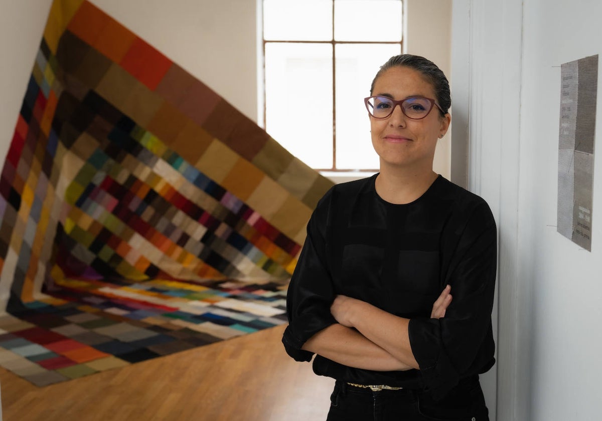 La artista onubense María JL Hierro inaugura la exposición 'Esa gente, esas cosas'