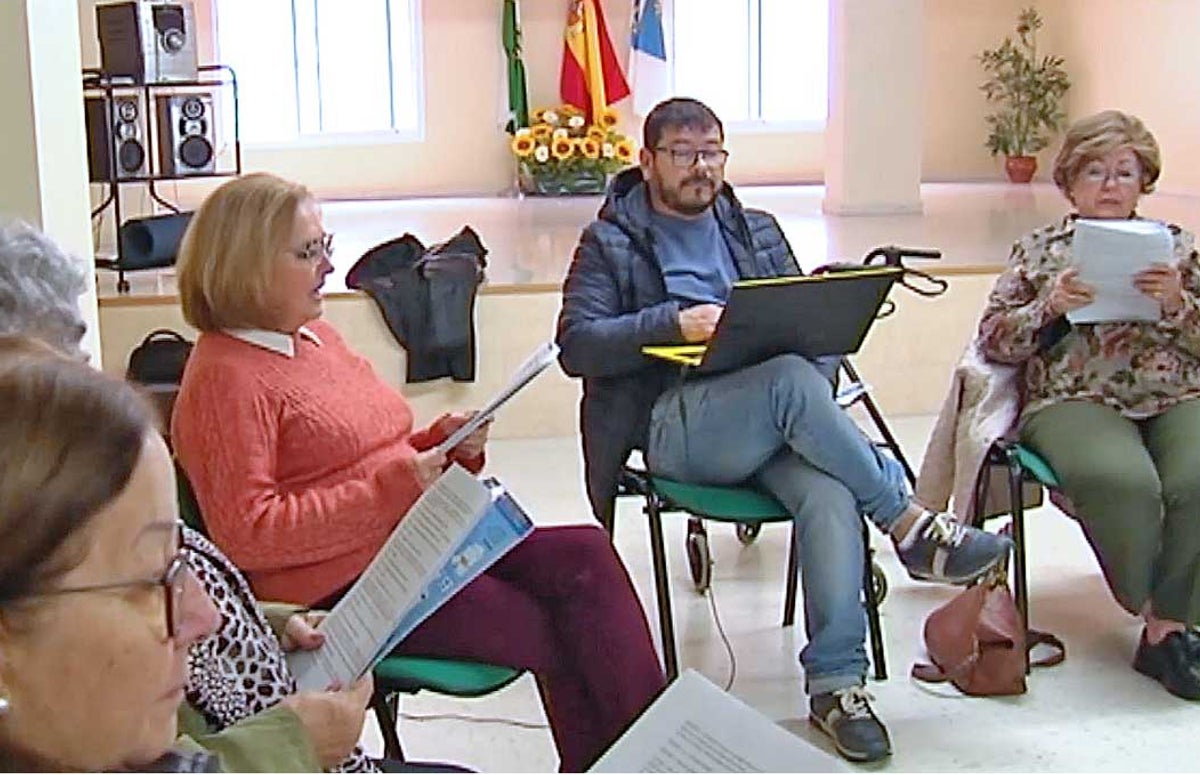 Luis Suan, en un ensayo con actrices de la asociación aljaraqueña