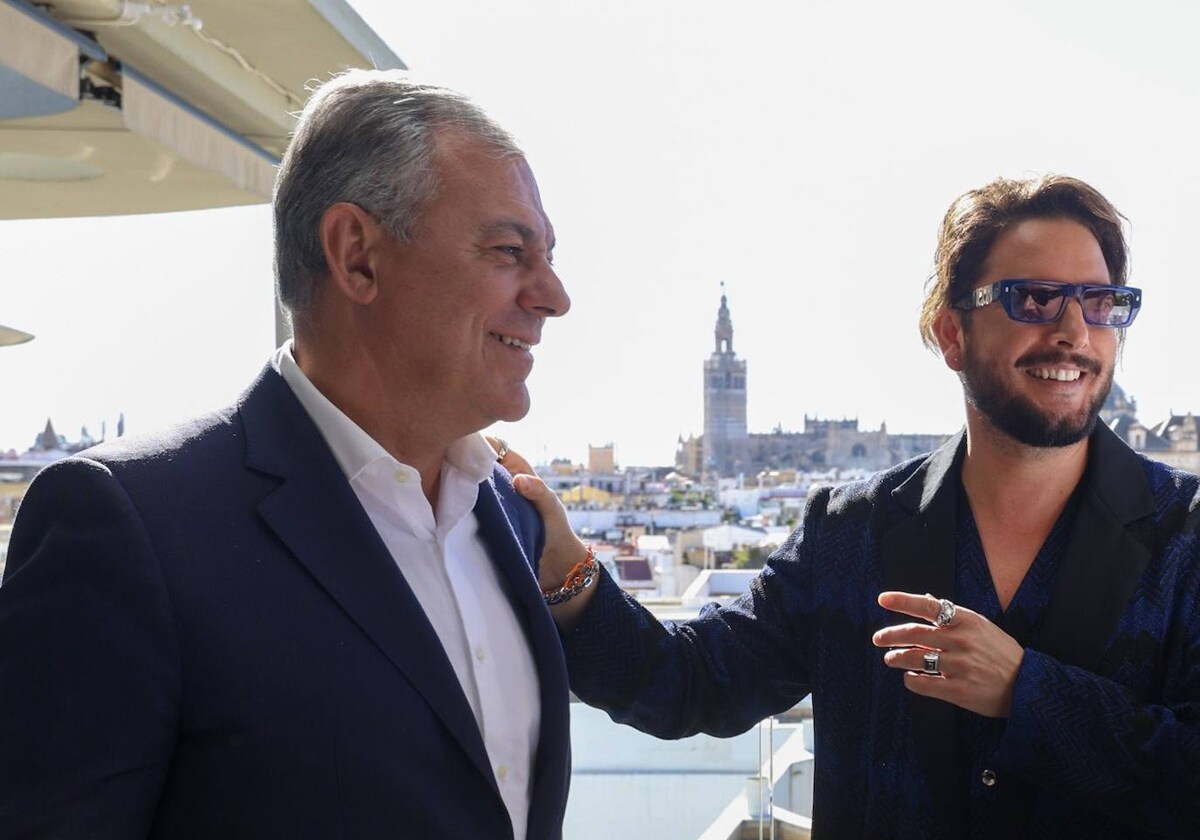 Manuel Carrasco en una imagen reciente con el alcalde de Sevilla