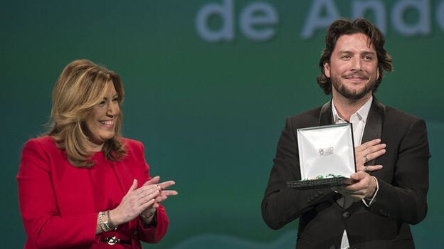 Manuel Carrasco recibiendo la Medalla de Andalucía en 2016