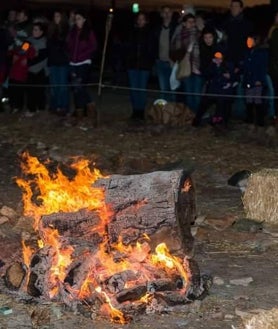 Imagen secundaria 2 - Algunos instantes de la recreación en pasadas ediciones y vista aérea del parque acondicionado para que la misma se desarrolle este año, cuando celebra su décima edición