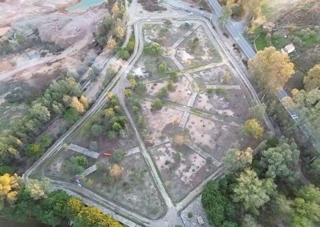 Imagen secundaria 1 - Algunos instantes de la recreación en pasadas ediciones y vista aérea del parque acondicionado para que la misma se desarrolle este año, cuando celebra su décima edición