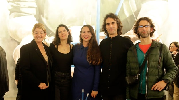 Pilar Miranda junto a los responsables de la muestra