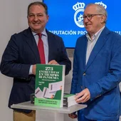 José Luis Camacho Malo en la presentación de su libro junto al presidente de la Diputación de Huelva