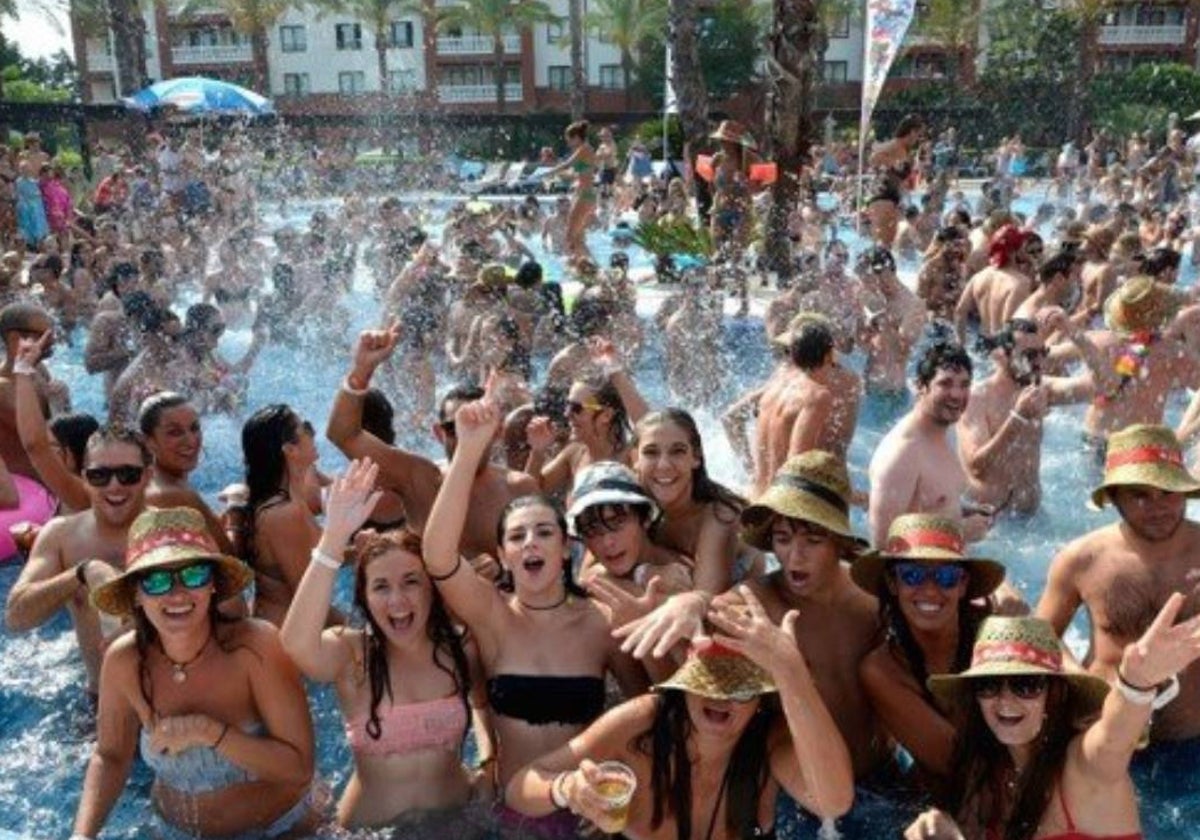 Las fiestas en la piscina son uno de los atractivos del festival de Isla Cristina