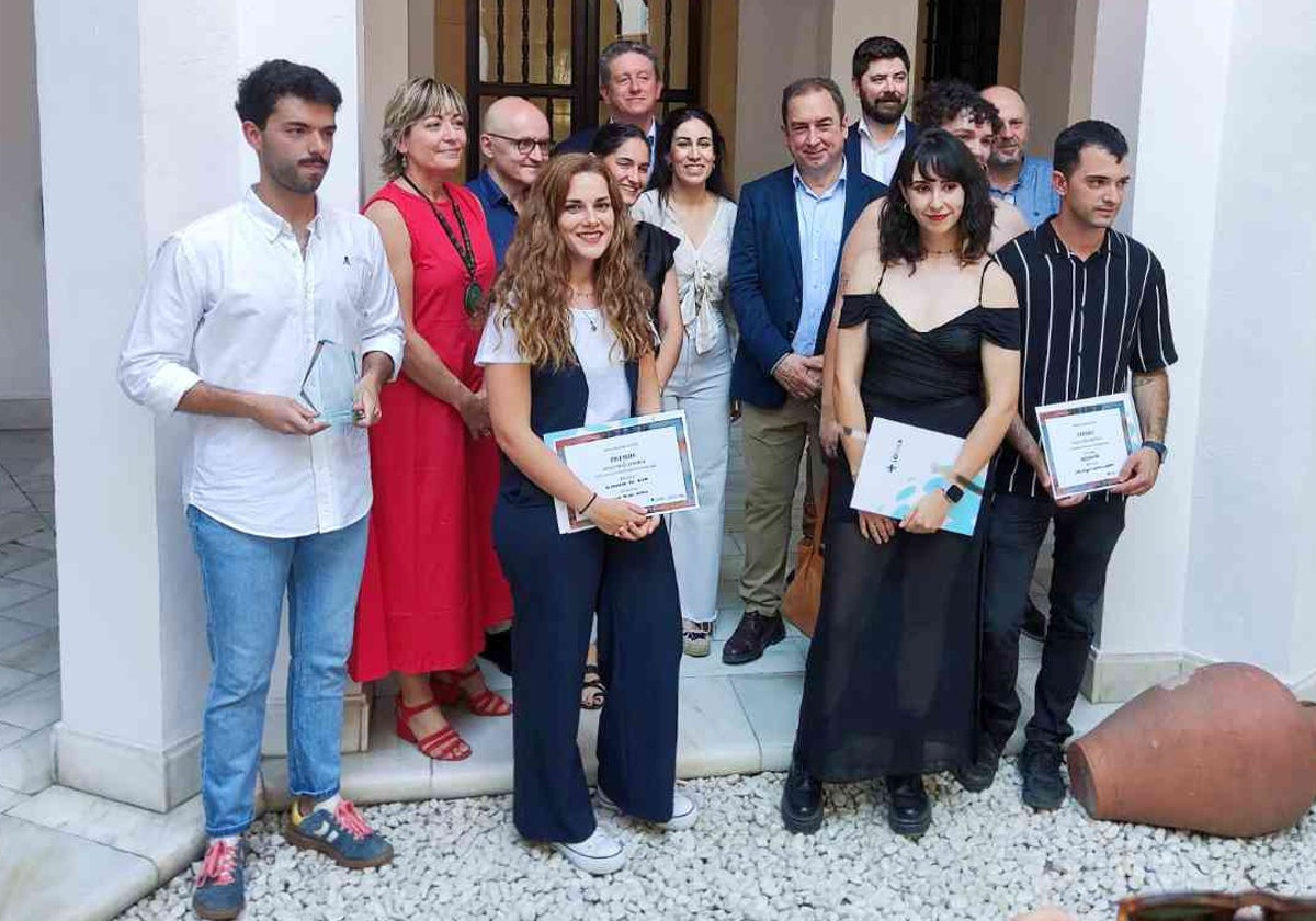Nuria Pazos, a la izquierda, tras recibir el premio