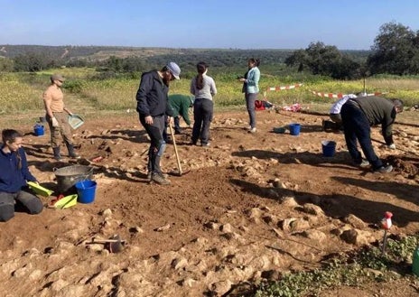 Imagen secundaria 1 - Diferentes espacios del yacimiento arqueológico de Tejada la Vieja, como su muralla y el posible santuario