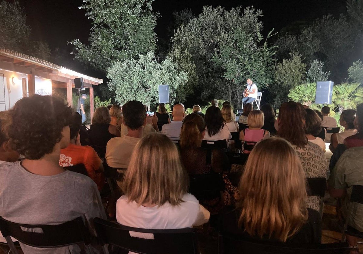 Un momento del concierto de Mon Domínguez en el Jardín Botánico Dunas del Odiel
