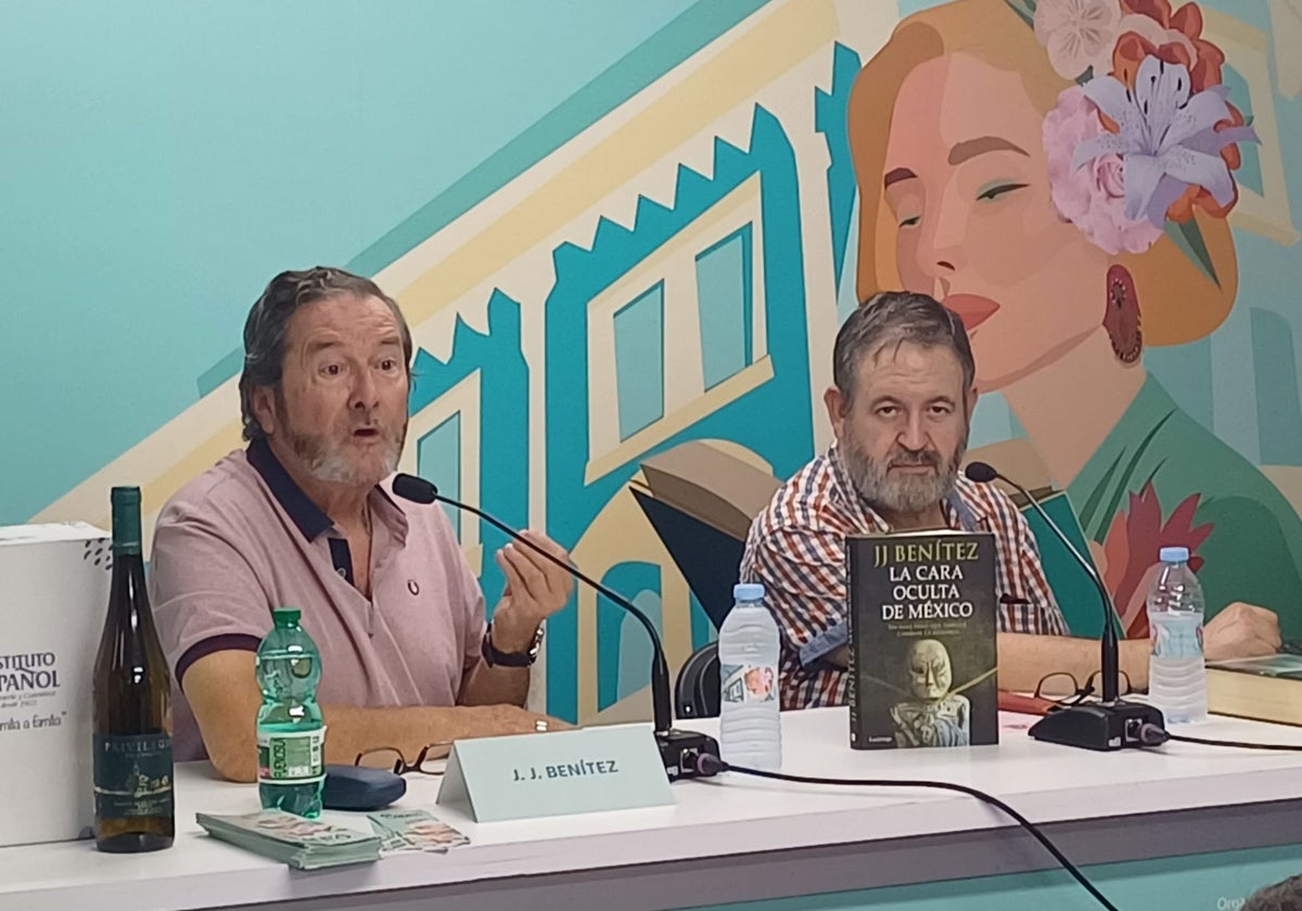 J. J. Benítez en la presentación de su obra 'La cara oculta de México' en la Feria del Libro de Huelva