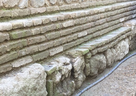 Imagen secundaria 1 - Estructuras de diferentes capas de la época medieval, en el lateral de la iglesia de San Pedro