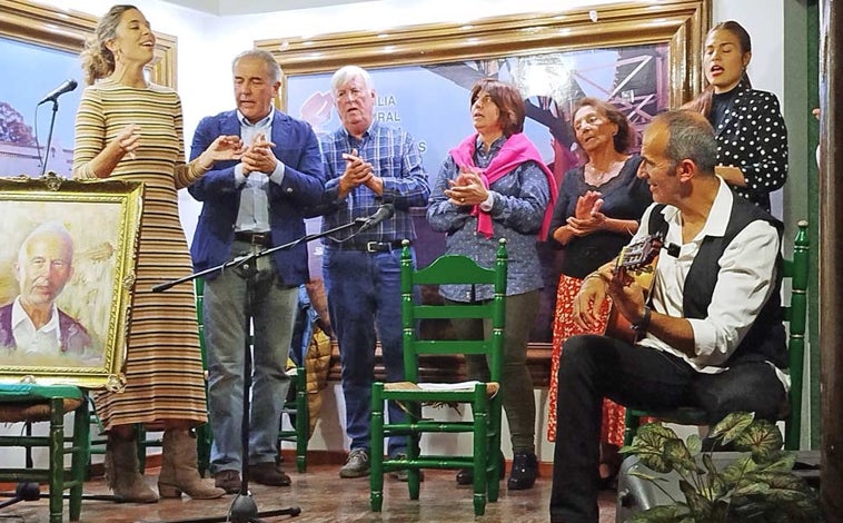 Imagen principal - La Tertulia de las Colonias rinde un emotivo homenaje flamenco a su presidente, recientemente fallecido