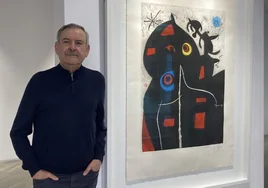 Enrique Santana, junto a una obra de Joan Miró en la Galería John Holland