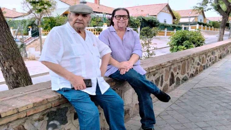 Con su amigo, el llorado guitarrista José Luis de la Paz