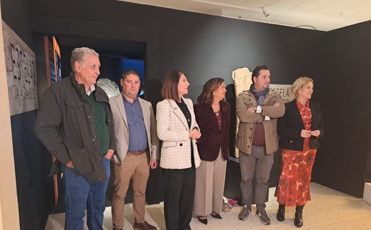 Imagen principal - Las tres estelas halladas en Cañaveral del León ya son protagonistas de una nueva sala del Museo de Huelva