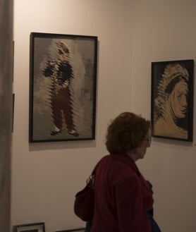 Imagen secundaria 2 - Visitantes de la feria contemplando obras de diferentes galerías