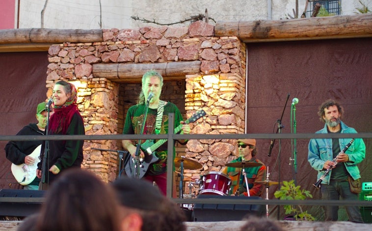 Imagen principal - Cortelafolk 2025: El alma de un pueblo que canta, baila y ríe en familia