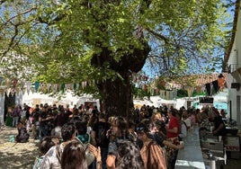 La plaza del Olmo milenario de Cortelazor la Real
