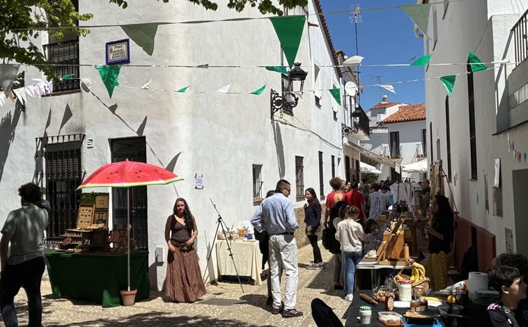 Imagen principal - Ambiente en los puestos de artesanía y un food truck / Clase de yoga