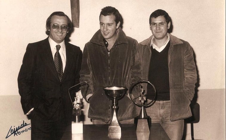 Imagen principal - 10. Recepción de un trofeo junto al doctor Estefanía, a su derecha, y Paco Fernández Cárdenas, judoca y también gran jugador de ajedrez onubense / Sus bisabuelos, abuelos, padres y tías aún niñas en una foto de la Punta Umbría que permanece solo en el recuerdo / Con Yayo, su mujer, su apoyo y su gran amor