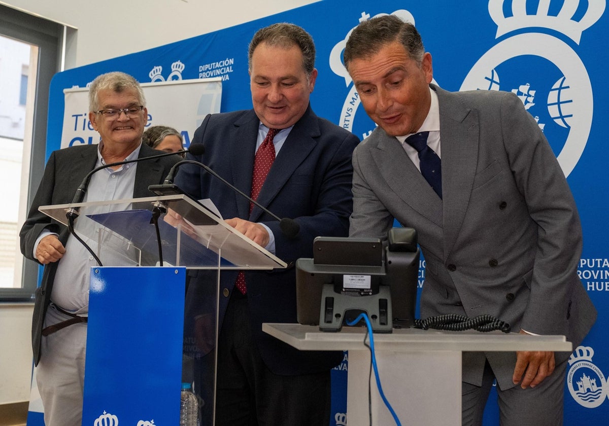 El presidente de la Diputación de Huelva y el alcalde de Moguer han dado a conocer al ganador de la obra